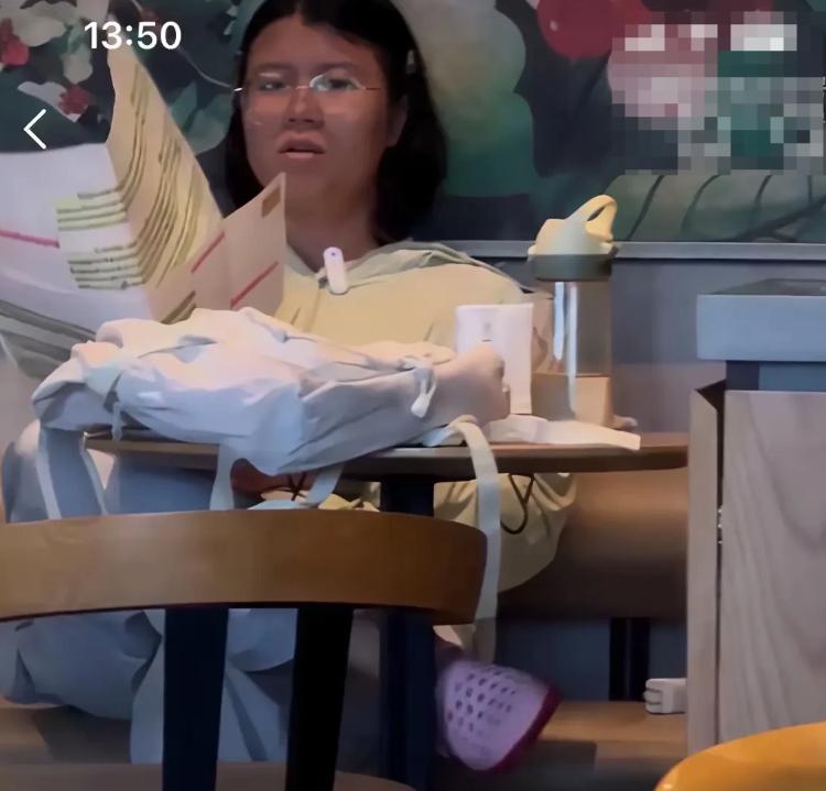 一把伞、一张桌子、一个扩音器，把“备考”两个字弄出了另一种味道。
网传8月19日