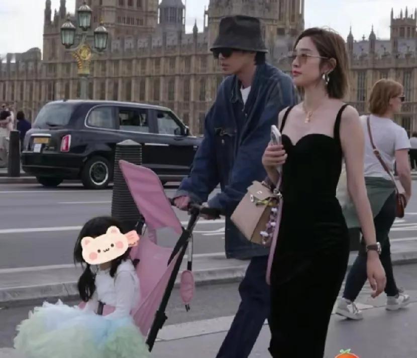 4月9日，唐艺昕在社交平台晒出一家三口在海边的合照，照片中唐艺昕坐在张若昀旁边，