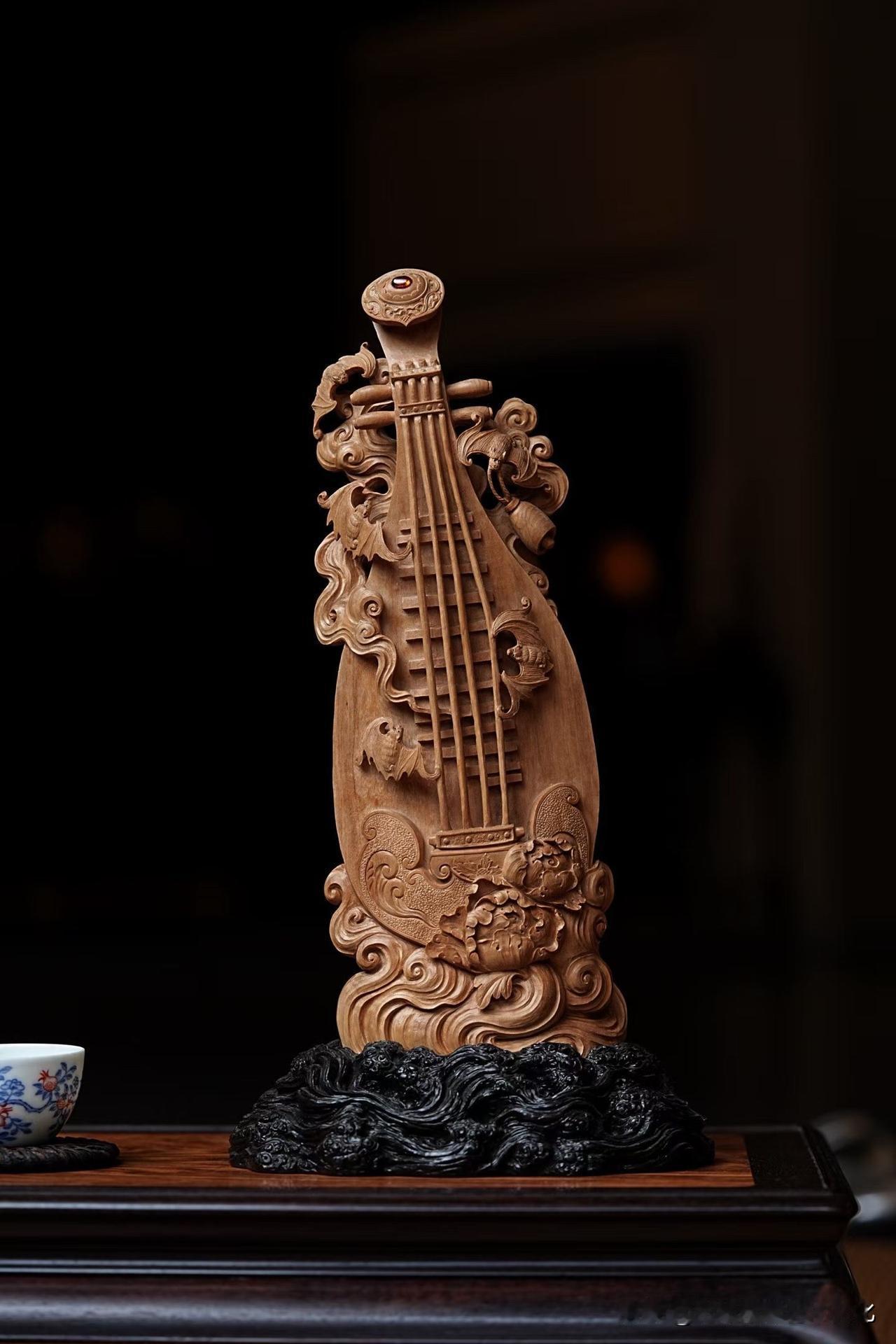 有些器物，是摆出来“热闹”的；
有些，是静静在那里，却越看越有味。

这件檀香琵