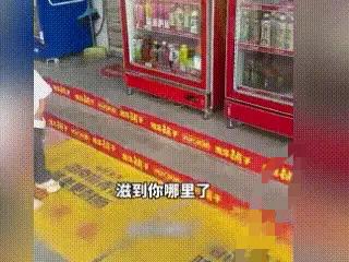 甘肃天水，便利店老板的小孩，在店外尿在一对情侣身上，男的去买湿纸巾的时候提了一下