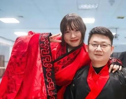 2008年5月12日，22岁的济南军区侦察兵梁智斌在北川中学废墟中徒手刨出10岁