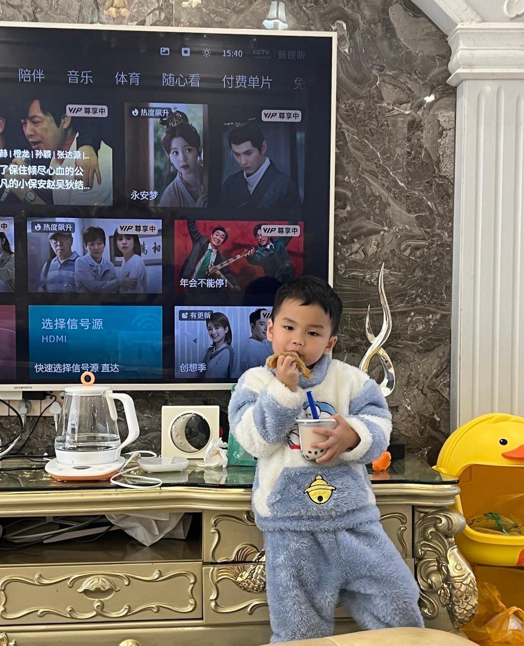 周末带着家里的小朋友们吃鸭脚 ​​​