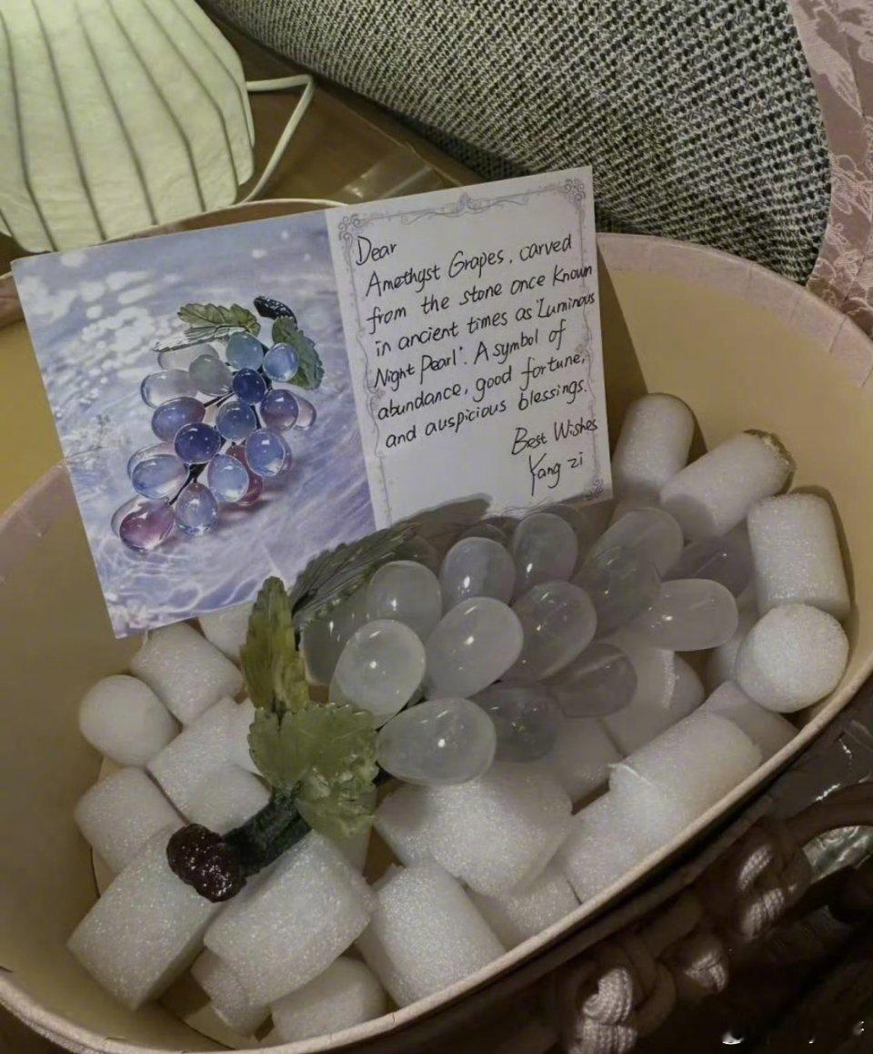 杨紫给泰星罗杰夫的手写贺卡杨紫送罗杰夫礼物了 小猴紫真的是个很真诚的女孩子啊！！