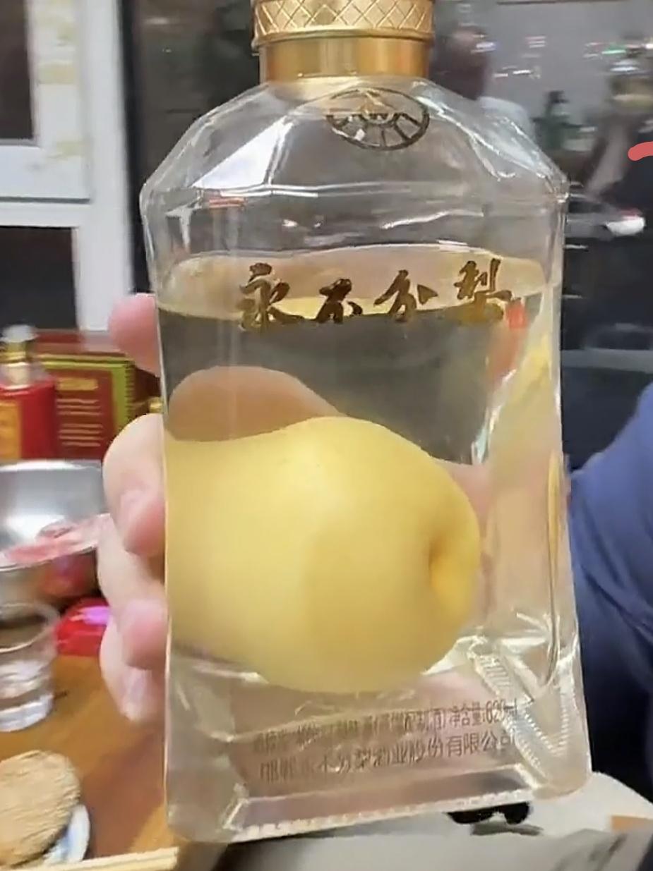 真的开眼界了！神了！
这梨是怎么放进酒瓶的呢[what][what]
而且名字太