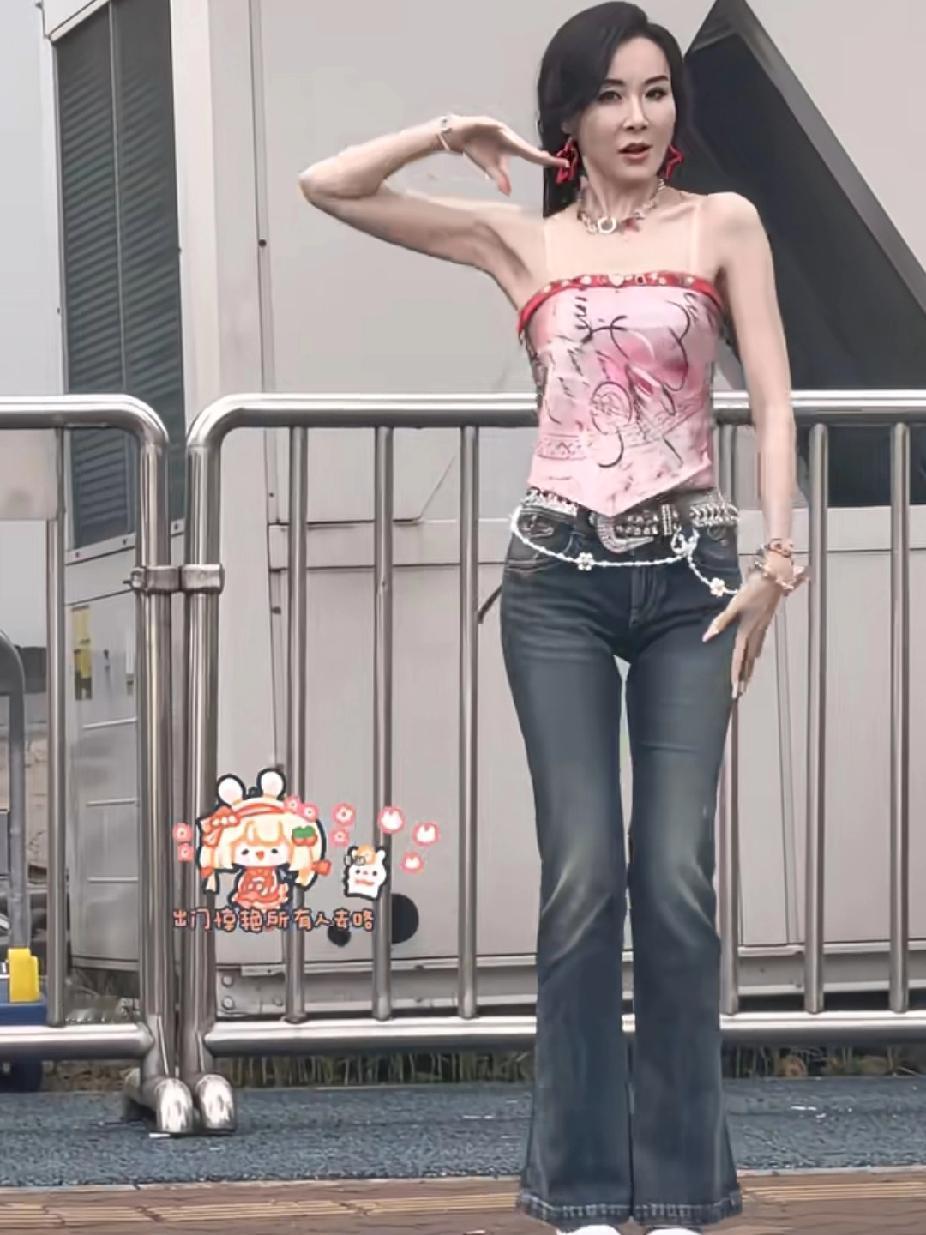 57岁的萧蔷，170厘米却只有45公斤，这状态简直夯爆了！！！！