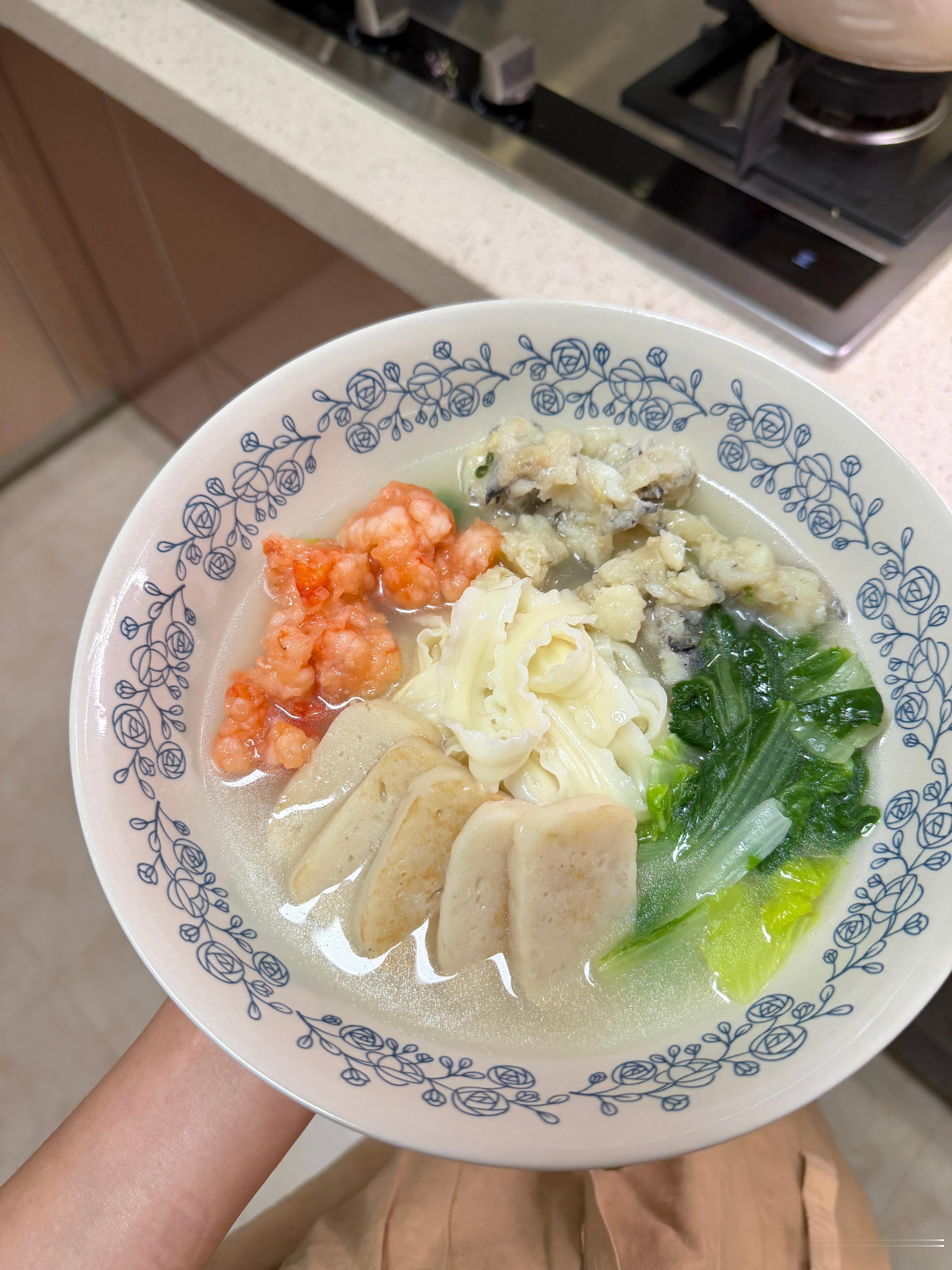 一定要出类拔萃吗？不可以吃饱就睡吗！✅家庭版海鲜面：鮸鱼滑+虾滑+温州鱼饼+青菜