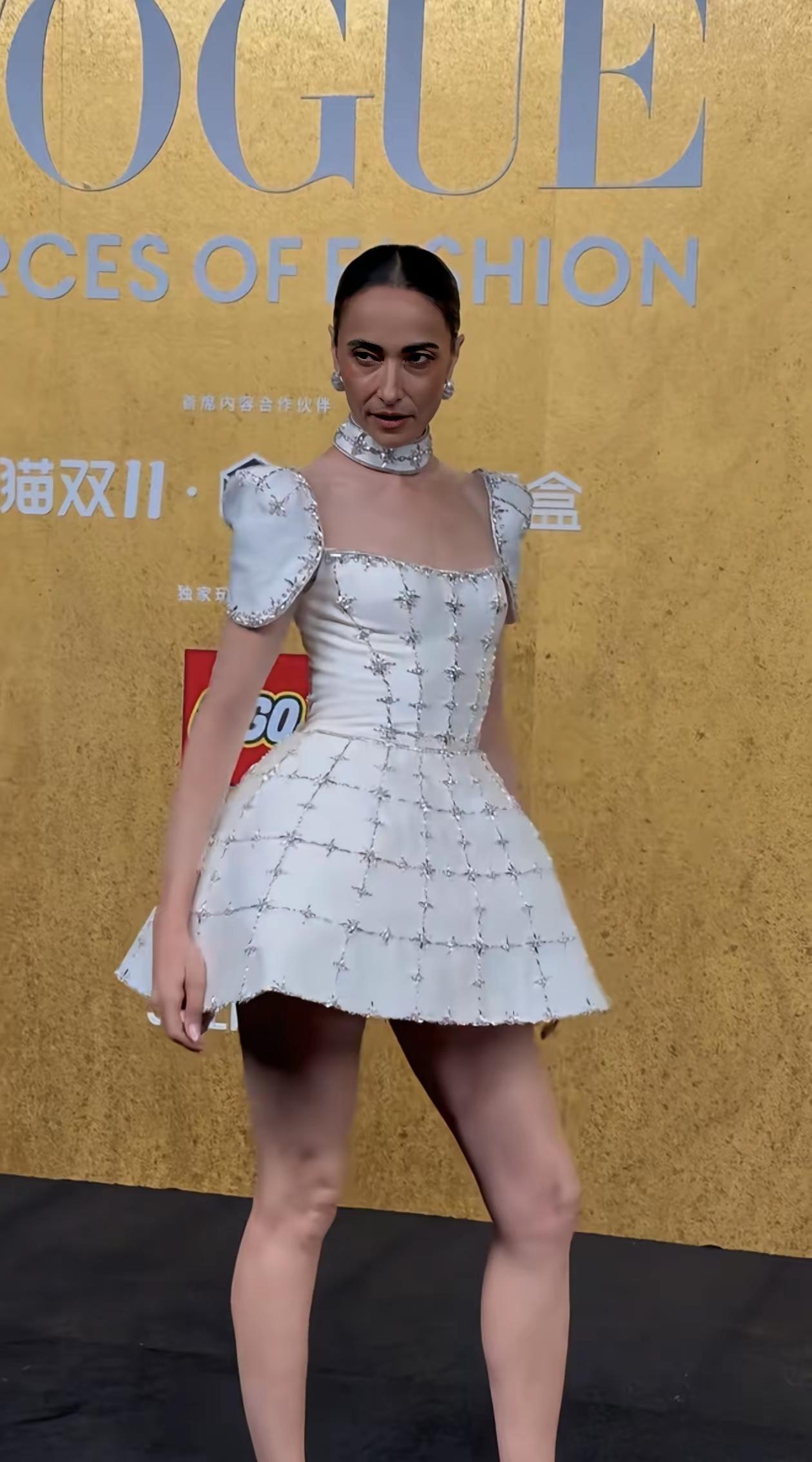 你没看错，红毯上这位从容大气的女士，就是吴彦祖的妻子Lisa！

这次亮相VOG