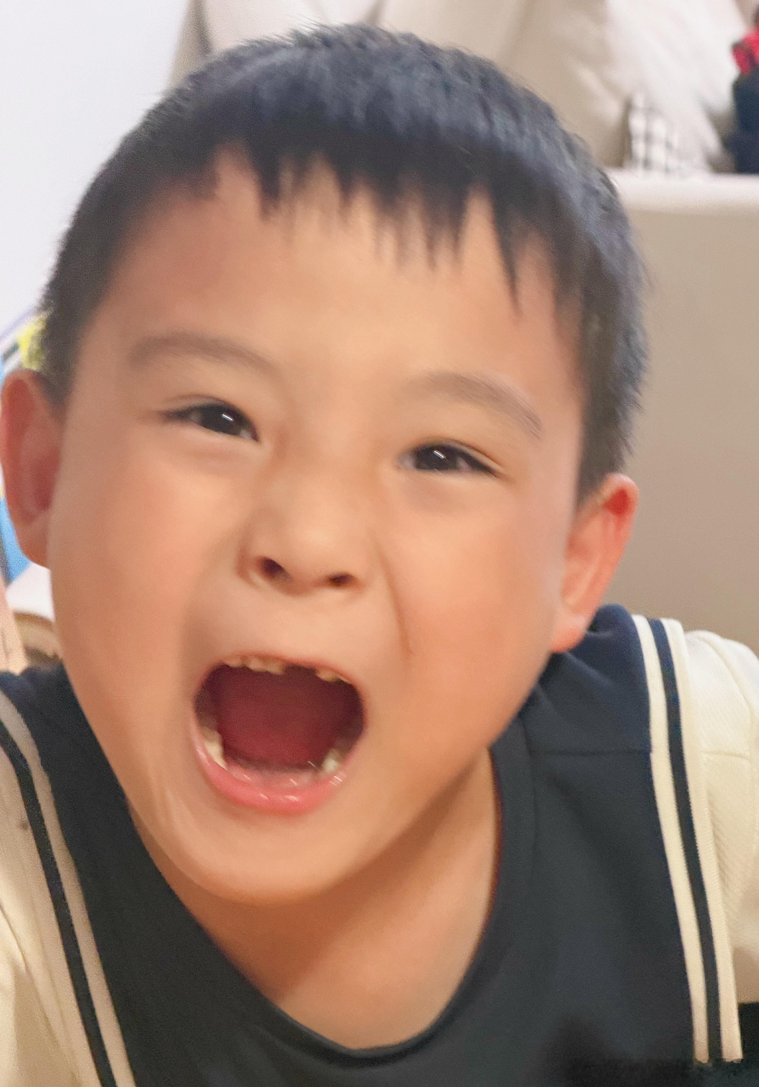 让我们恭喜这位小朋友 