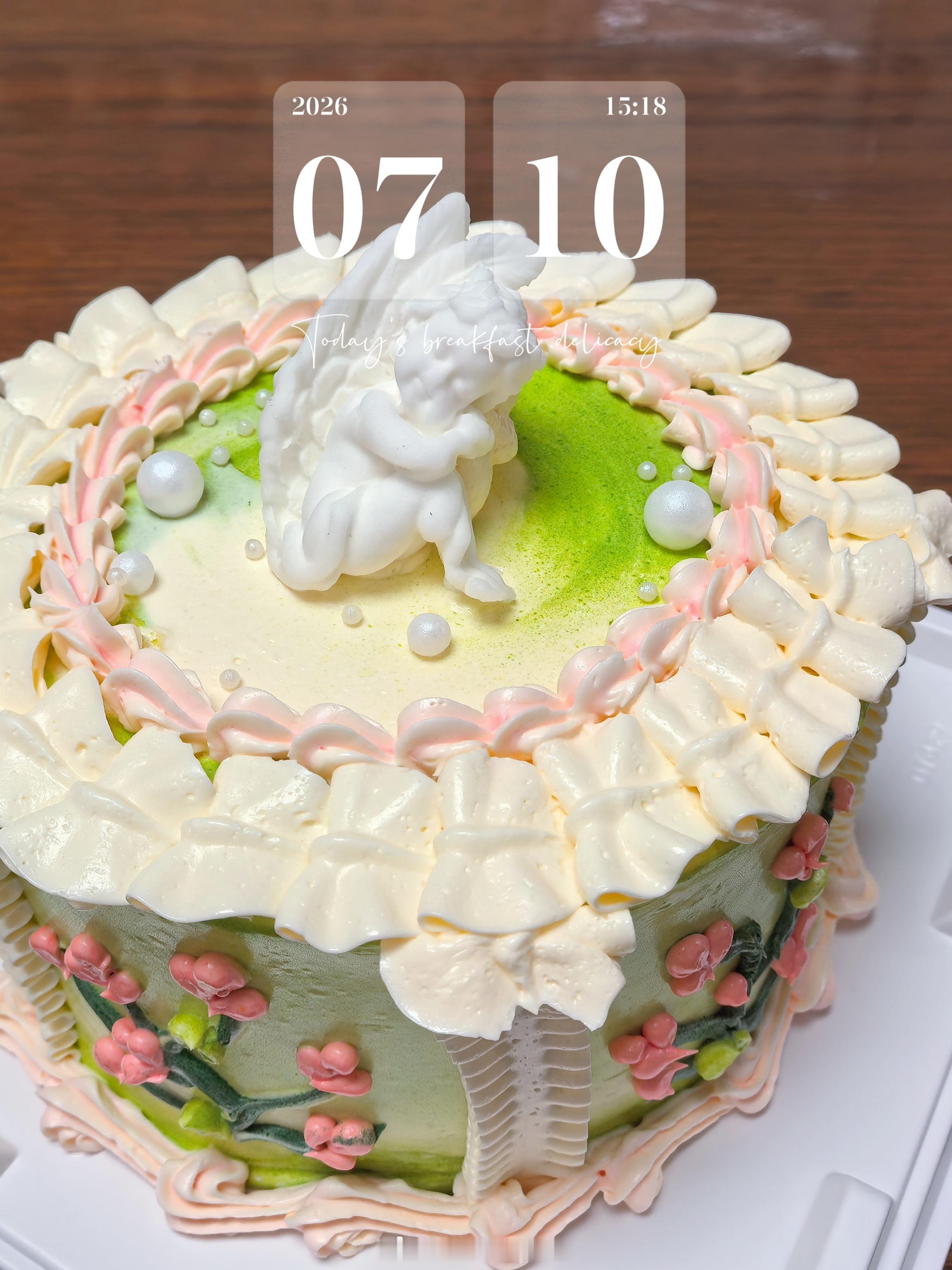 小九小十过生日，吃个蛋糕。他俩吃的，我不会长肉肉