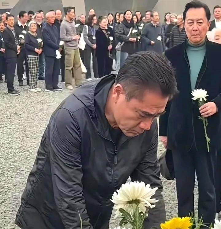 陈宝国没化妆，唐国强没戴墨镜，朱亚文没摆拍。
他们穿着黑衣服，站成一排，像邻居大