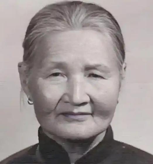 1940年，21岁的八路军政委蔡永遭遇叛军追击，危急关头，18 岁的姑娘郭瑞兰挺