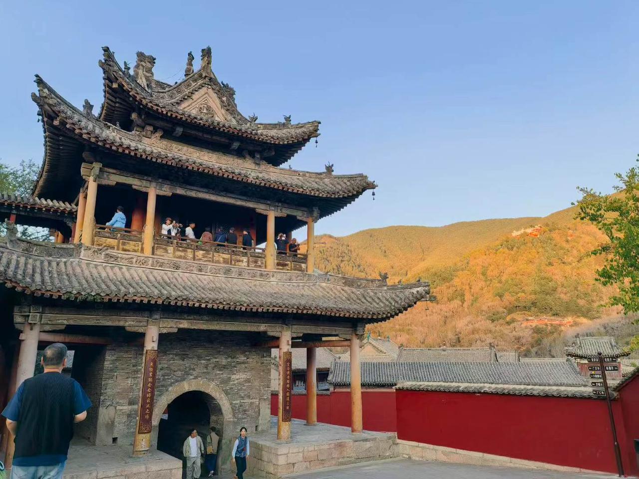 今天去山西五台山塔院寺秋游逛了逛，没有多少游人。