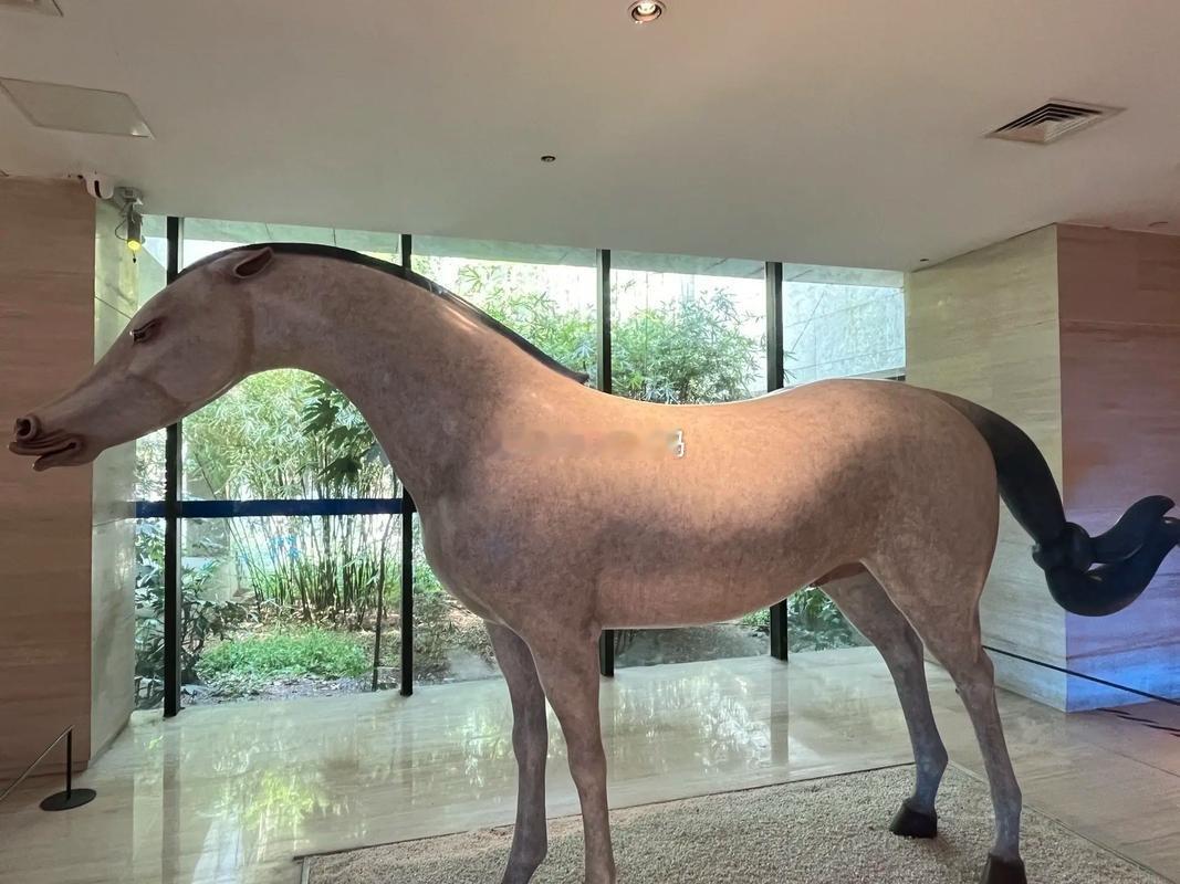 南京博物馆有个“汗血宝马”雕像，和甘肃博物馆那个“马踏飞燕”绝对是卧龙凤雏。就是