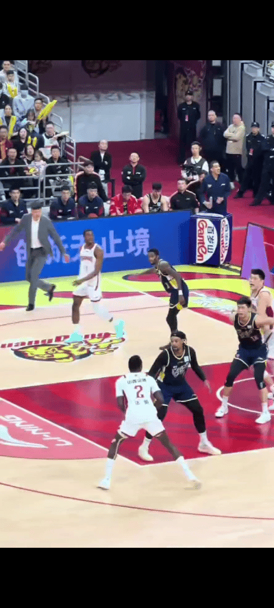 曾几何时，广东男篮竟然以安全完成比赛为目标！
广东对阵山西这个防守换个人搞不好直