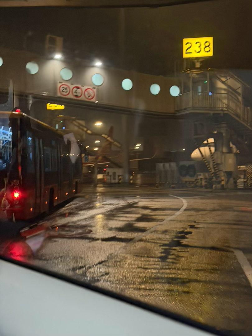 11点半落地，下飞机摆渡车➕下雨…东航的飞机停在了巨大远的机位，只能说明早飞上海