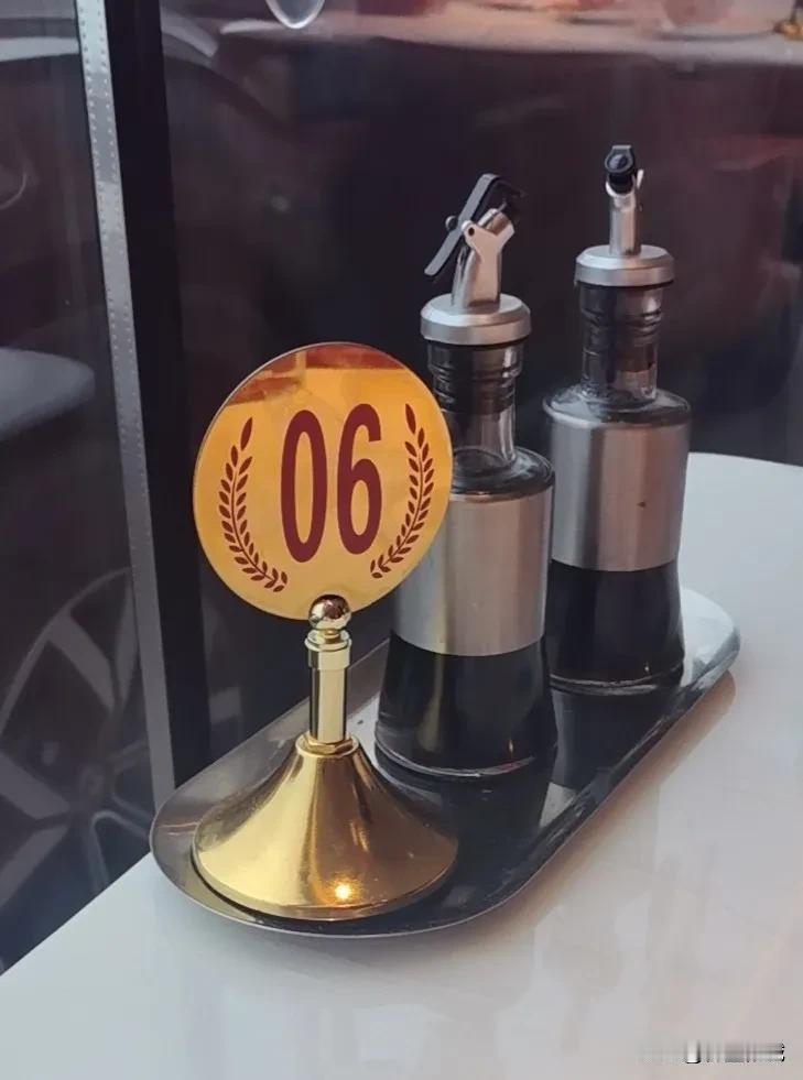 两性之间没必要听他说什么
看他做什么就好
有时候你感到在感情里受伤了
其实是你的