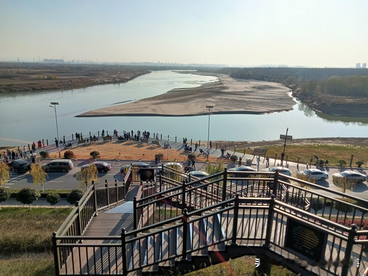 去高陵区泾渭分明转了一圈，以为周一景点人少些，结果到跟前一看整个河提上下都是远到