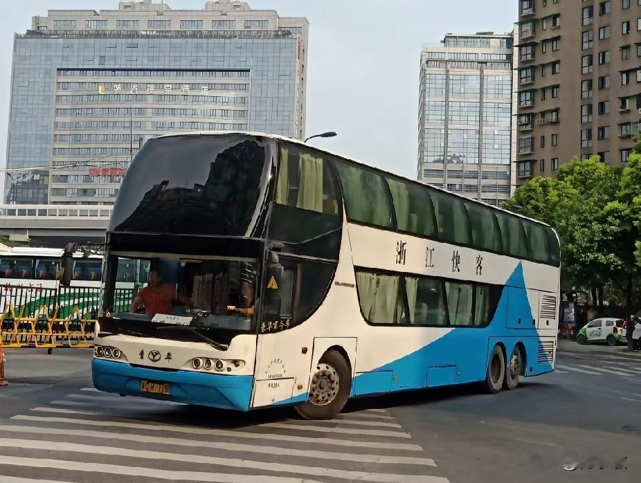 时代标杆：鼎盛时期的浙江快客三轴豪华客运阵容
       在中国公路客运的黄金