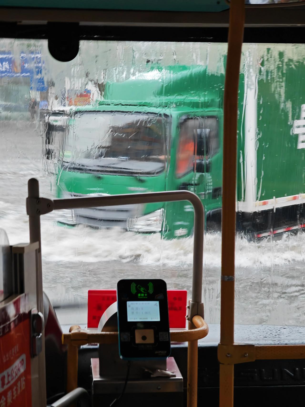 青岛著名洼地逢堵必修，逢雨必淹，顺序没错[看]几十年也解决不了的问题，应该让德国