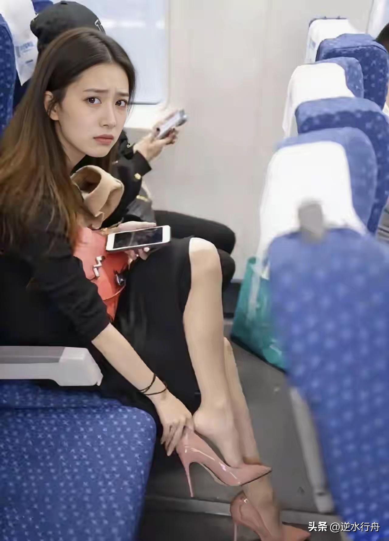 拍隔壁美女被发现太尴尬了。上飞机后发现旁边坐着一个黑衣女子长的俏皮可爱就想记录一