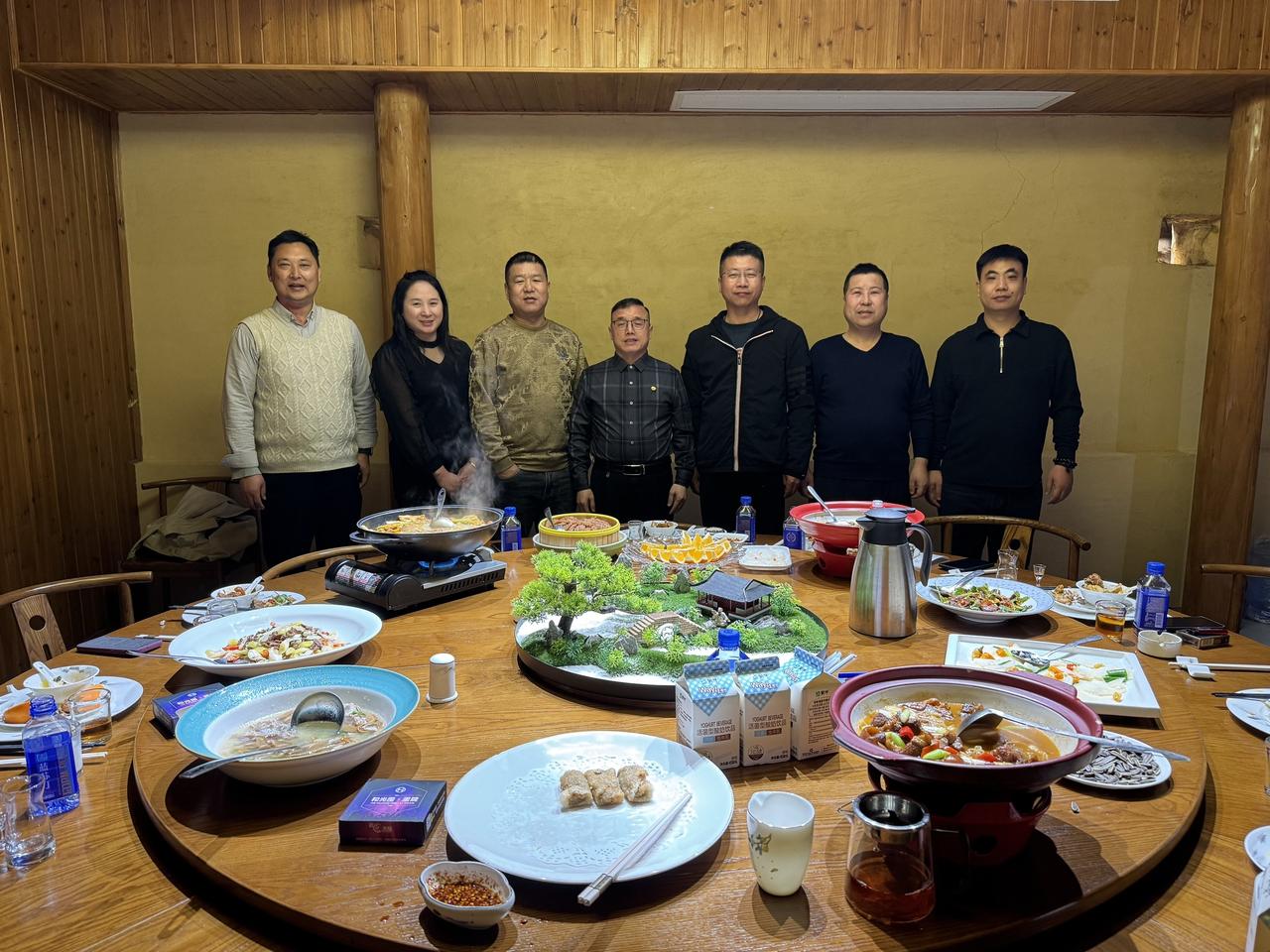 业界精英贑南重逢。久别重逢欢乐万岁！