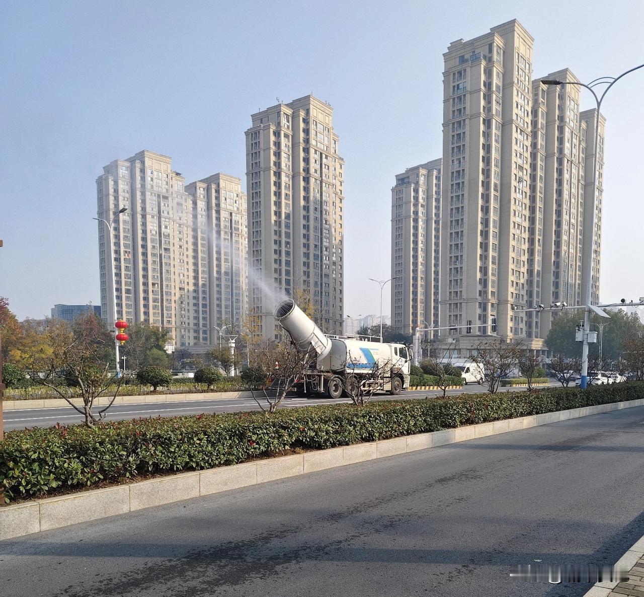 城市天天洒水逸尘，到底管不管用。降低尘埃么？