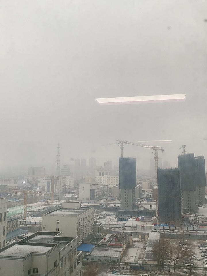 下雪啦！果断翘班下楼打雪仗，成年人的快乐居然这么简单

刚盯着电脑敲键盘，就被窗