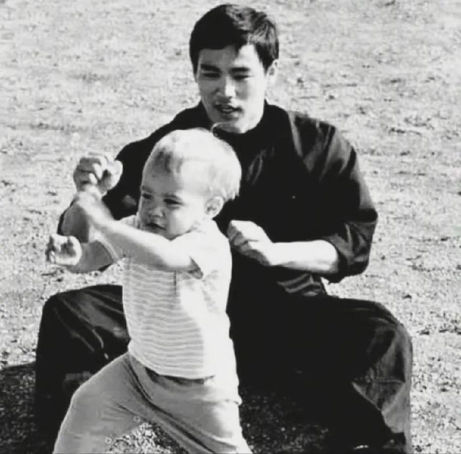 1969年，李小龙教授年幼的儿子李国豪练拳时的一幕，作为创立了截拳道的一代功夫巨