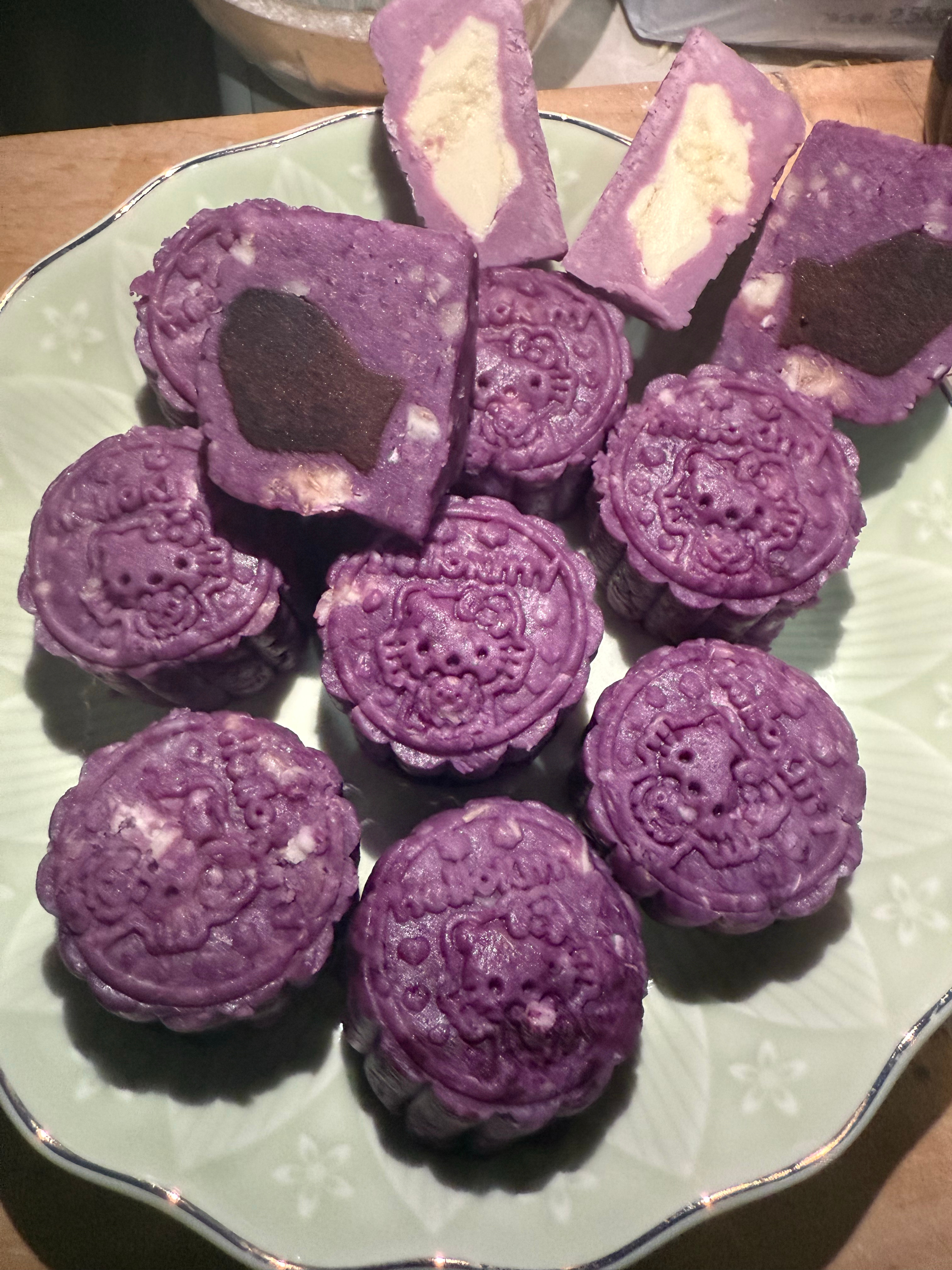 芋泥红豆沙月饼和芋泥奶酪月饼第一次做成功了[加油]爱做，但是真的不爱吃 ​​​