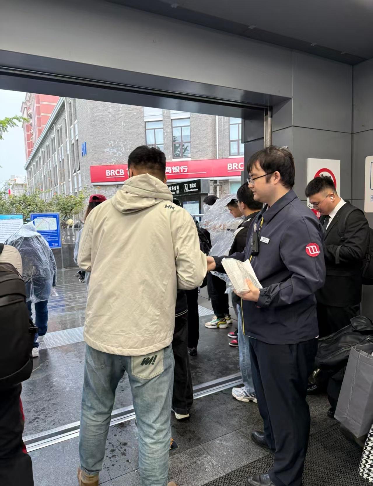 下班晚高峰遇上降温雨天，出门真的又冷又考验！大家这会儿赶地铁，可得把安全放在第一