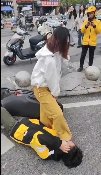 难以置信！股骨头坏死竟然是躺出来的懒病。

晚餐时，妻子给我讲了她们学校一件奇葩