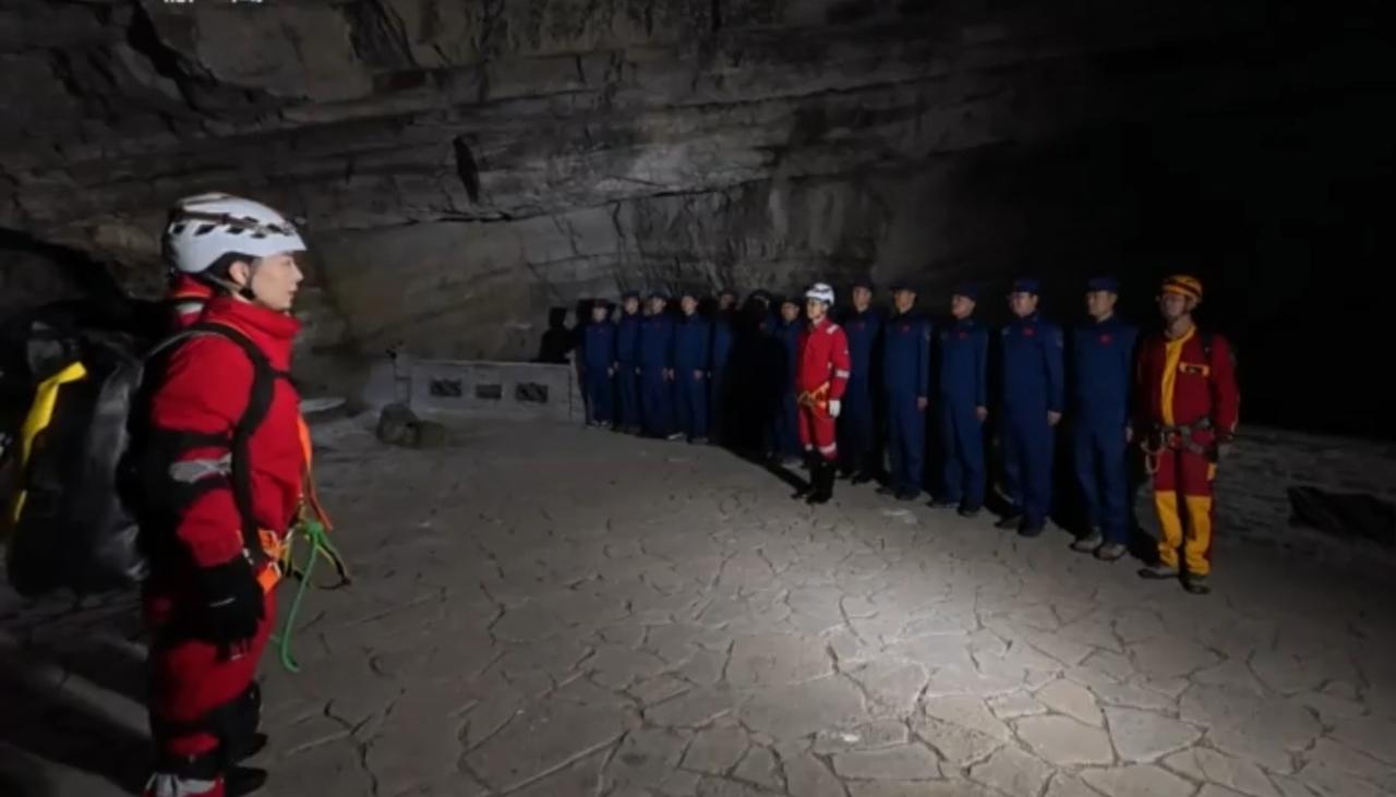 中国航天员首次洞穴训练圆满收官，队员们身着红色专业装备，在复杂的洞穴环境中完成集