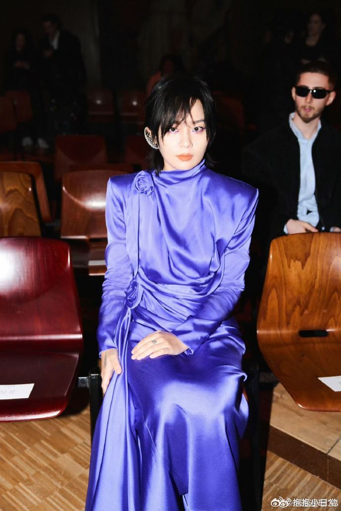 芭芭拉扒拉周笔畅谁看了不说一句双厨狂喜！周笔畅和芭芭拉同框太绝，芭芭拉扒拉她的小