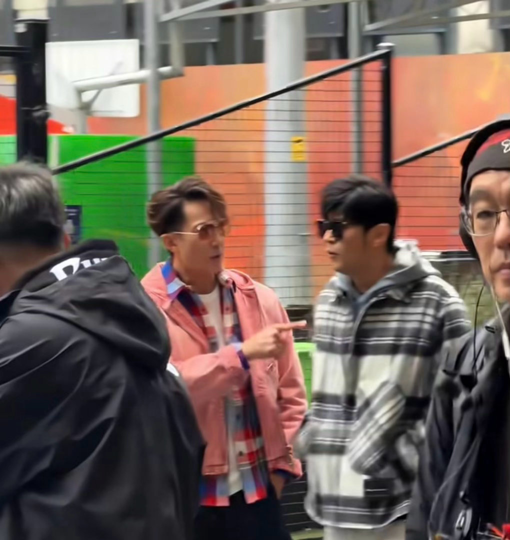 周杰伦私生子风波后首现身不得不说周杰伦的状态还是不错的具体的能不能等到一个回应呢