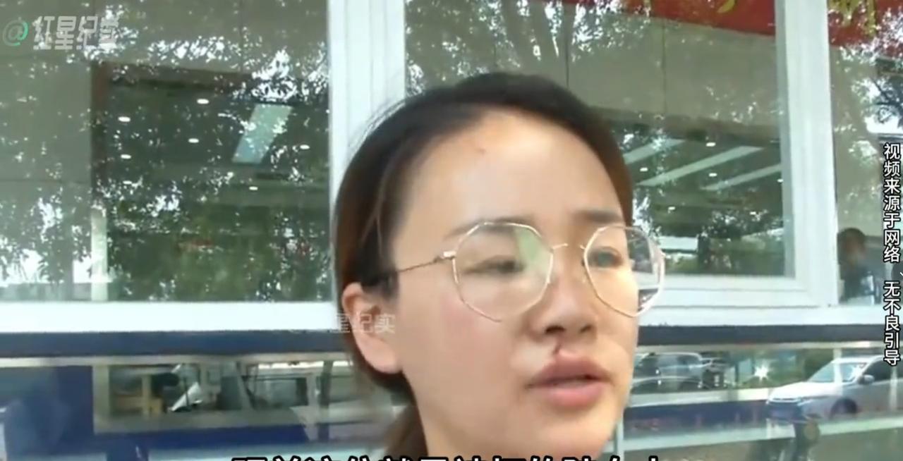 陕西西安，有个出租车司机碰到了一家六口想坐车。司机说超载了，不让上。其中一个女子