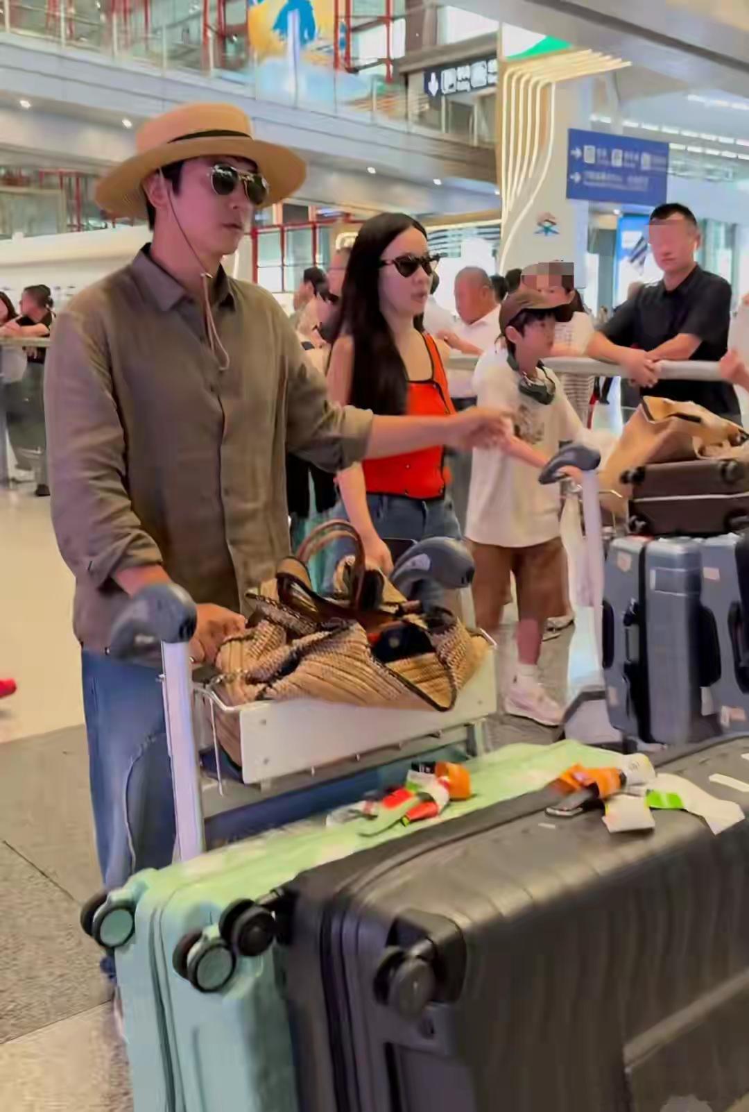 霍思燕一家机场被偶遇，杜江和嗯哼推行李，她负责美，女儿罕同框！！！ ​​​