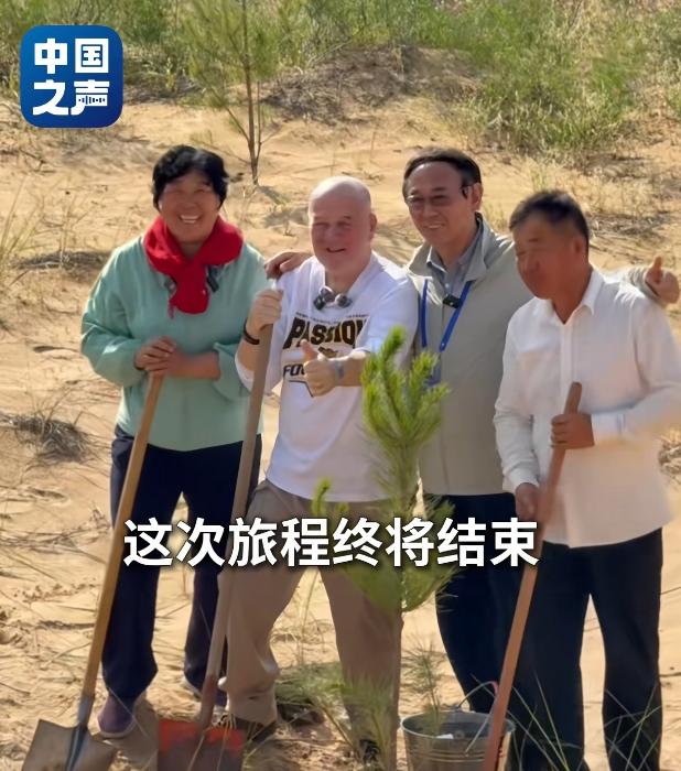 赛考斯说：这次我要走了，可能没机会再回来了，话还没说完，他就忍不住眼泪直流，临走