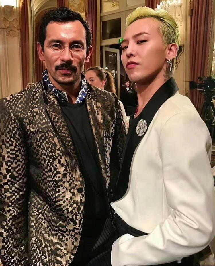 权志龙点赞了娜扎ins你确定权志龙是因为娜扎点的赞？？？人家明明是为了旁边的那个