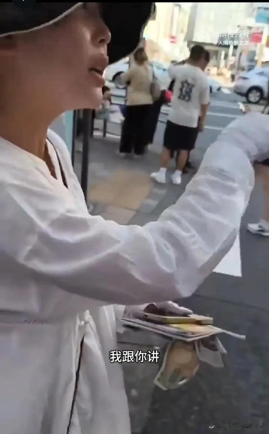 日本东京街头，一华裔精日女子在散发传单！女子：在日本，你就是一辈子不工作也没关系