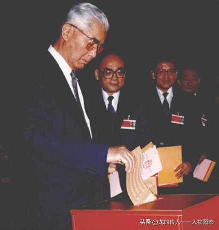 1993年3月27日，荣毅仁在八届全国人大一次会议上投票选举国家领导人