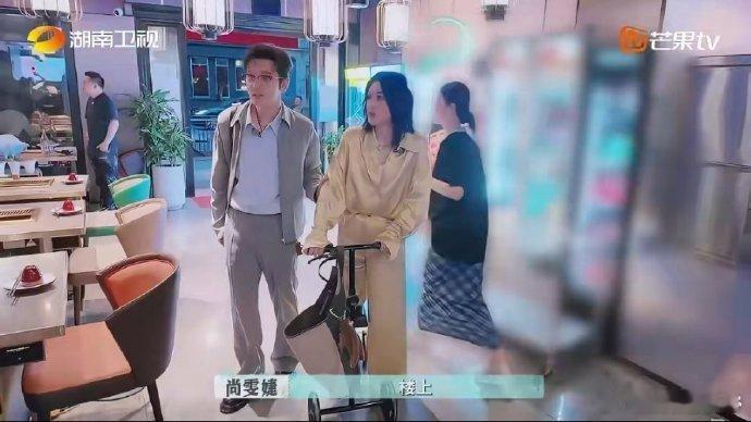 黄晓明背尚雯婕上楼巴黎合伙人名场面 巴黎合伙人晓明哥这男友力简直爆棚！尚雯婕脚伤