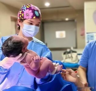 在湖北某医院，随着一声清脆的啼哭，一个特别的“国庆宝宝”于10月1日0点0分准时