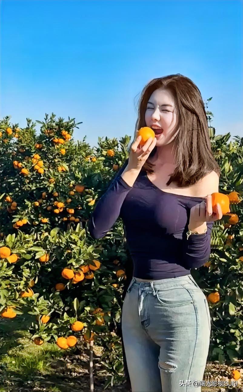 从她的表情中看到了采摘橙子的快乐！