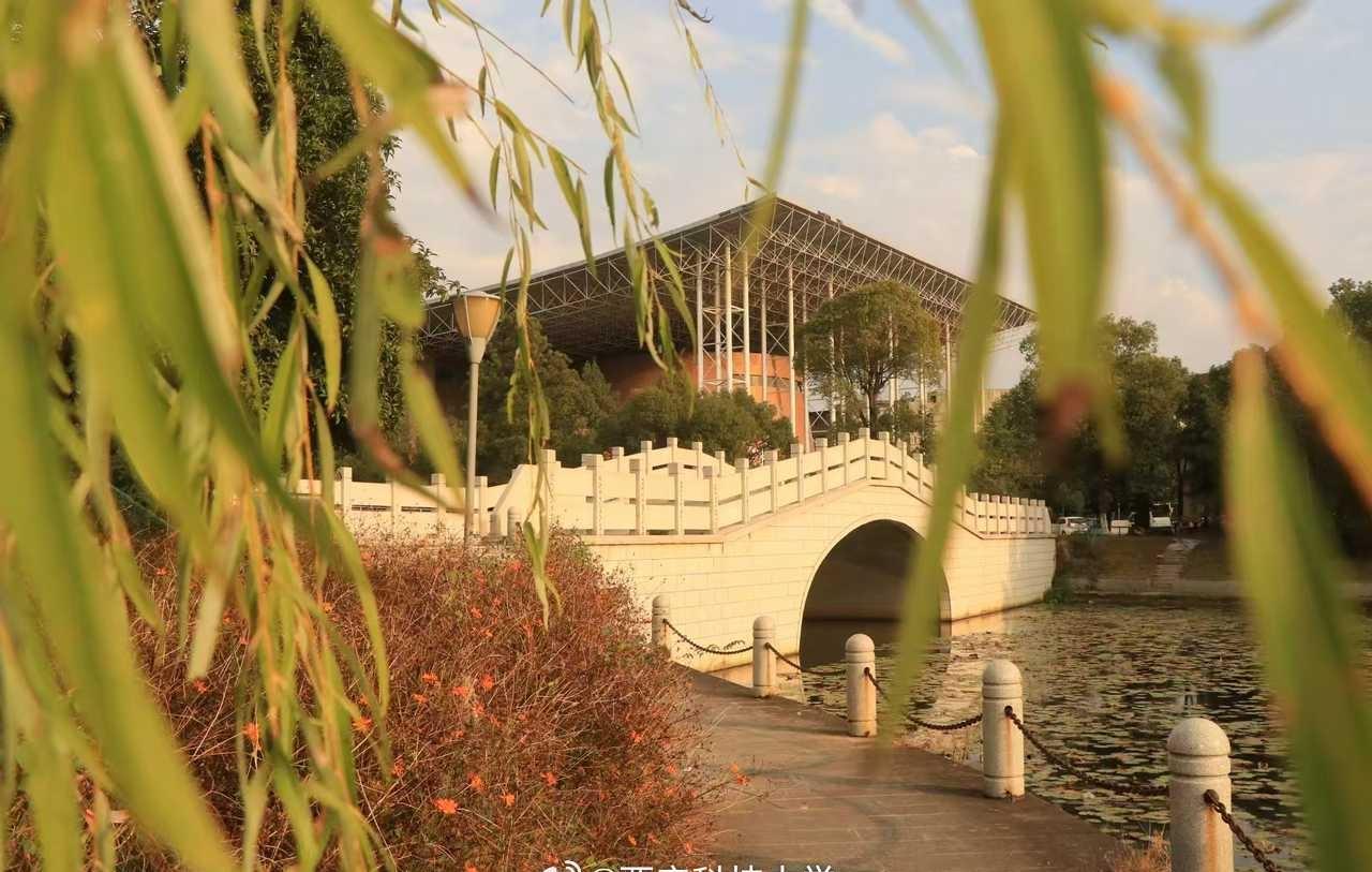 泥火作序，岁月为章，
百又十五载，薪传不息。
「诚朴恕毅」刻入风骨，
「勉知力行