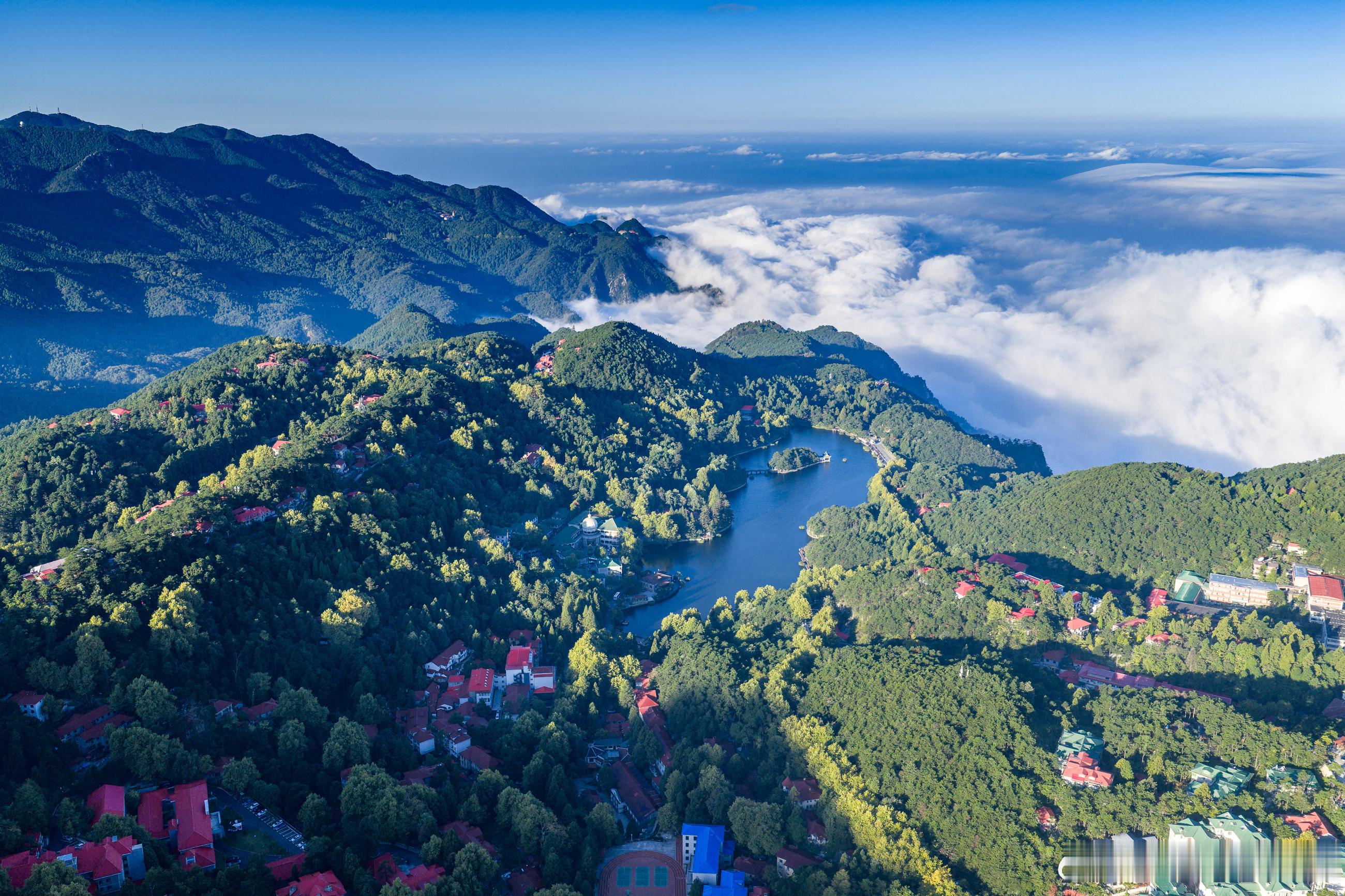 “国庆想在庐山‘高效打卡’？听我的！庐山三叠泉景区入口冲去坐小火车，车厢往红枫林