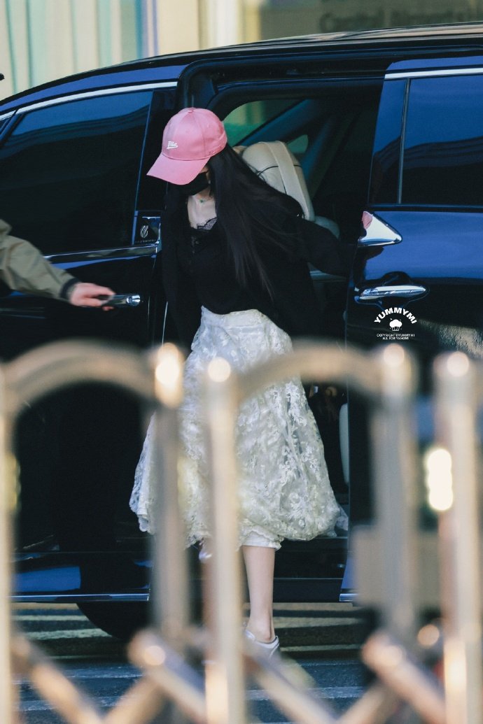 杨幂已出发进组江山大同 杨幂粉帽蕾丝白裙机场look杨幂已出发进组江山大同，杨幂