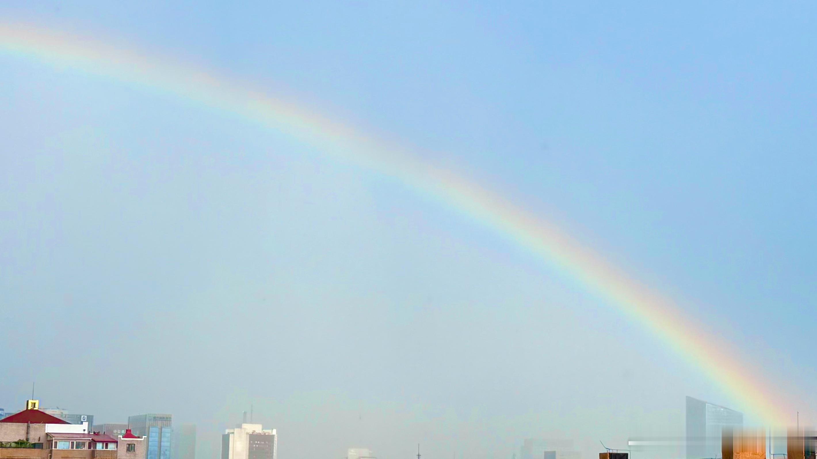 雨后的北京，天儿终于舒服了！🌈但是停在地面的车，也都白洗了！凯文聊车