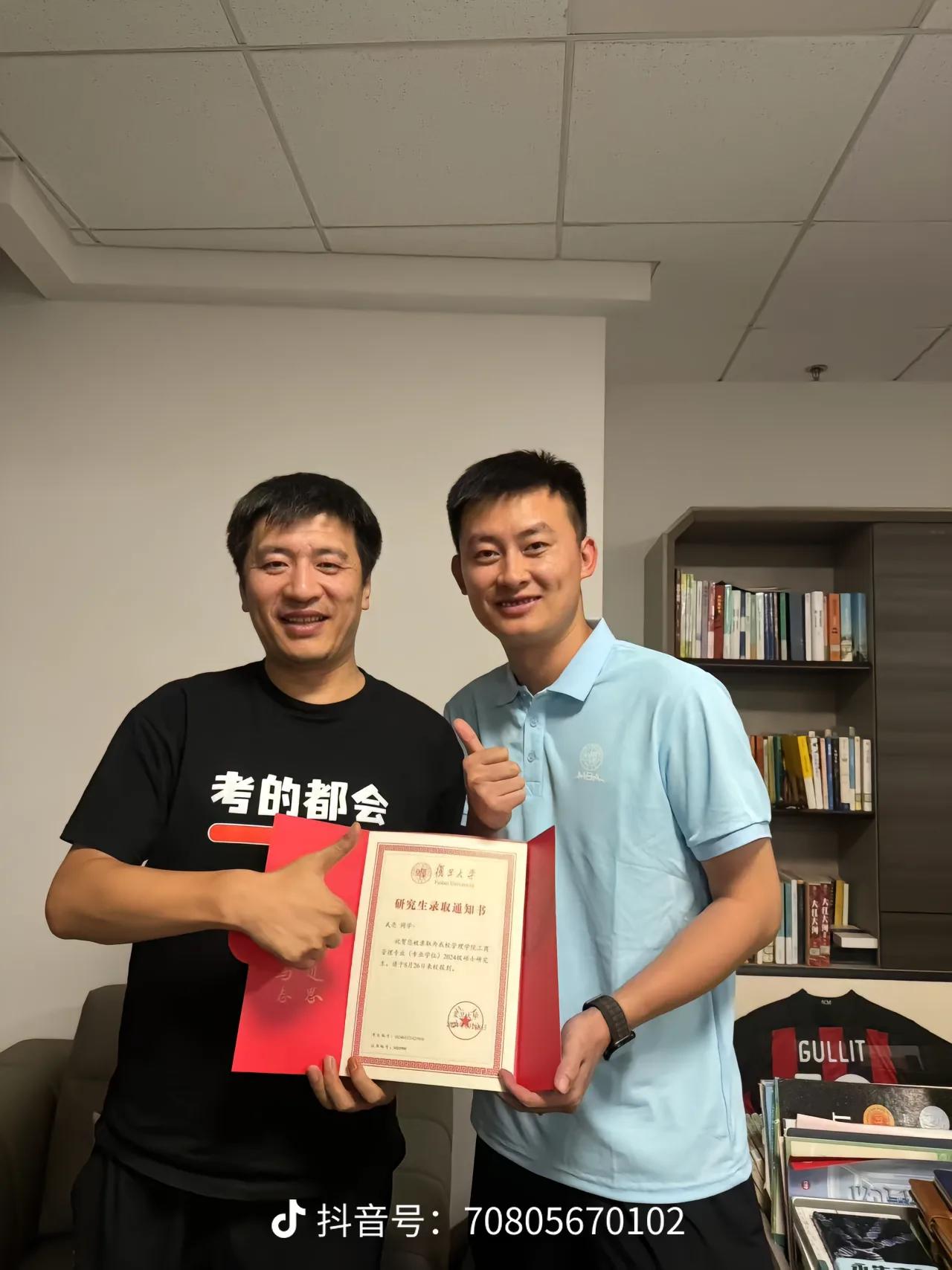 他是张雪峰的接班人和兄弟武亮，他长得一表人才，英俊清秀、五官端正、气质明朗阳光、