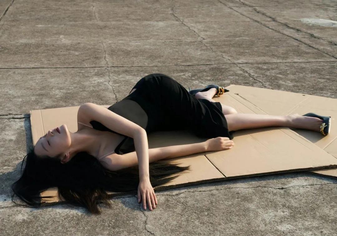 李沁在纸板上都能睡的这么安逸，是不是机会来了？  @李沁