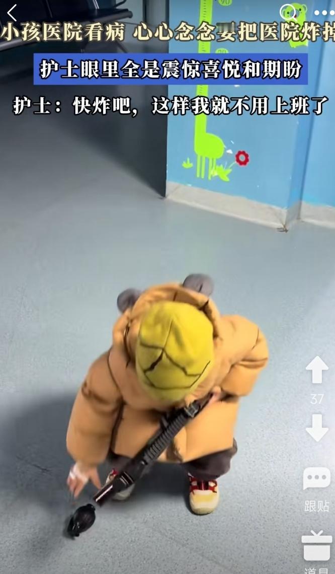 小孩去医院看病，最怕打针。
这不，这还穿着尿不湿的娃娃，因治病被护士扎了两天针。